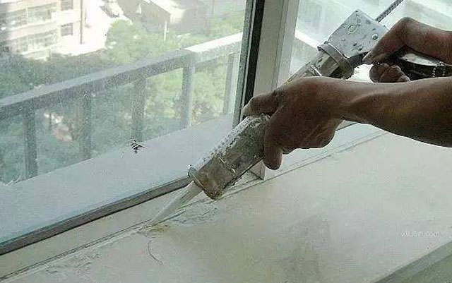 中性透明膠變黃是什么原因？